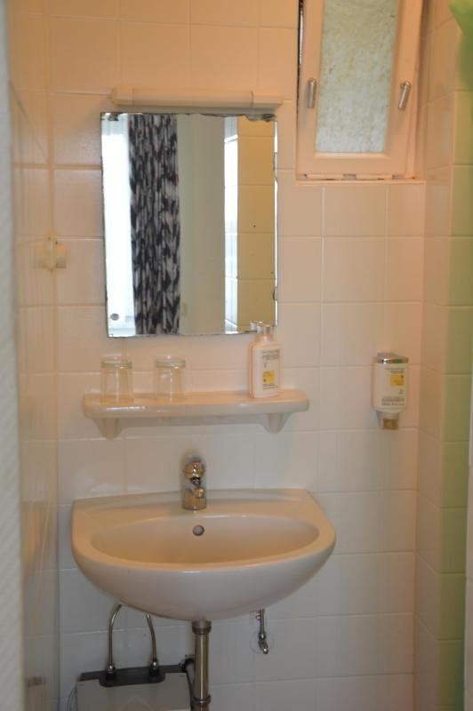 Single Room - shared Bath/WC image 2