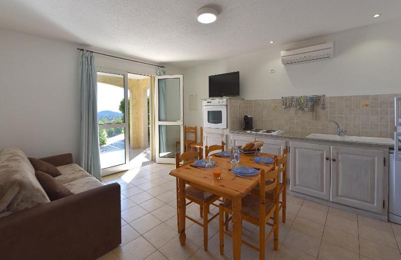 2 Bedroom Superior Villa (4-6 people) with panoramic Sea View  image 3