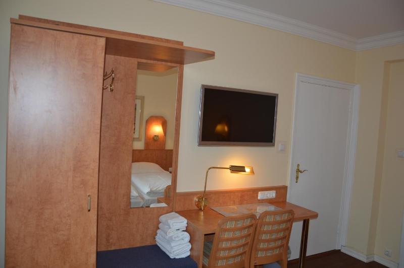Standard Double Room image 3