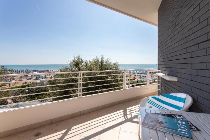 Classic Triple Room with Sea and Pool View image 4