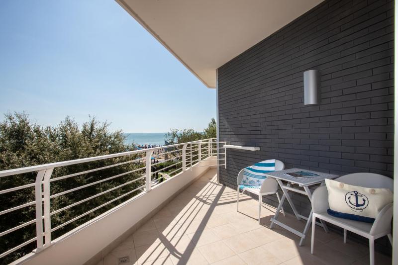 Classic Triple Room with Sea and Pool View image 3