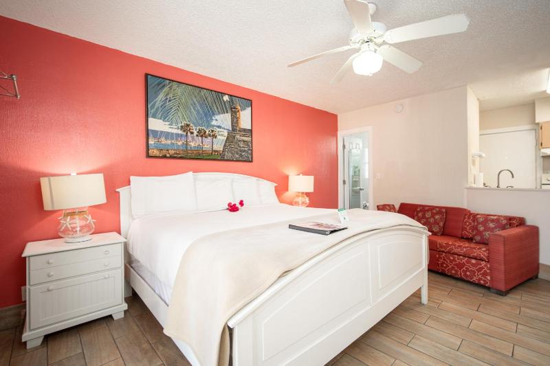 Deluxe King Studio with Full Kitchen-Non Smoking image 3