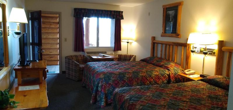 Deluxe Queen Room with Two Queen Beds image 3