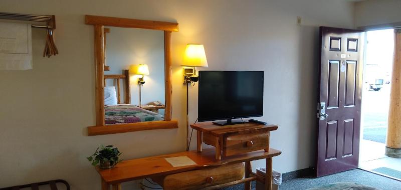 Deluxe Queen Room image 3
