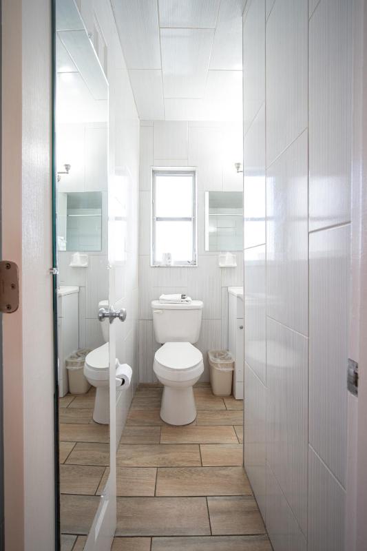 Deluxe King Studio with Full Kitchen-Non Smoking image 4