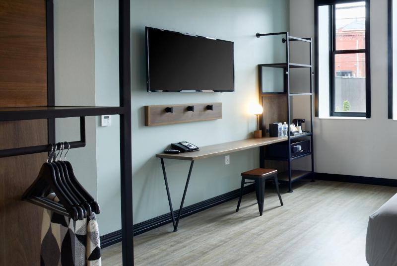 Deluxe King Room - Mobility Accessible image 2