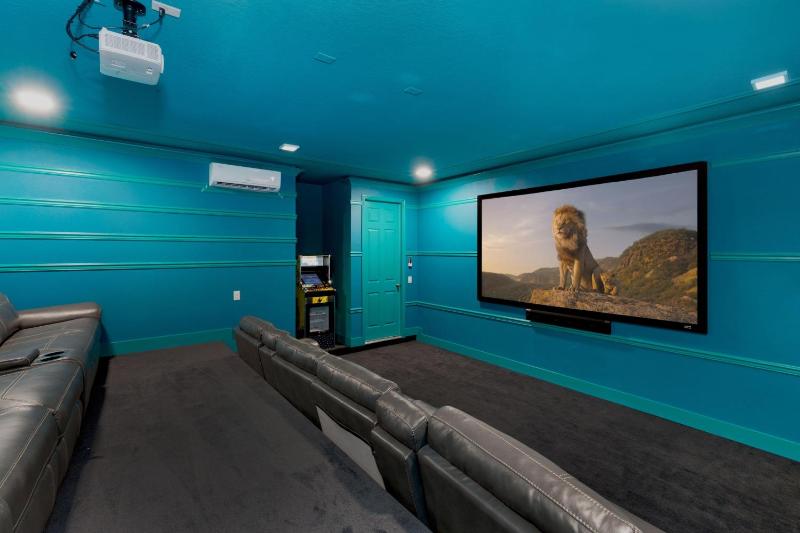 Nine-Bedroom Holiday Home image 1