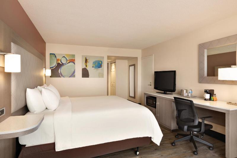 One-Bedroom King Suite with Whirlpool - Non-Smoking  image 3