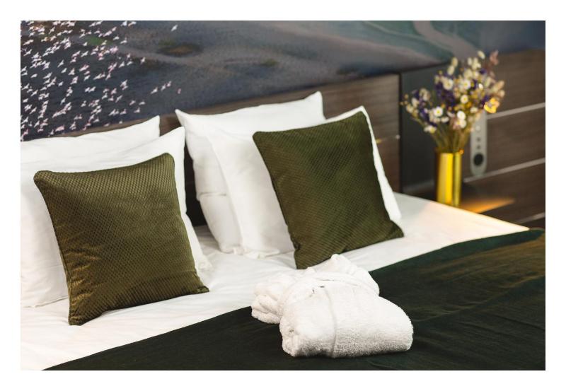 Executive Room - High Floor - Queensize bed and 1 Sofa image 1