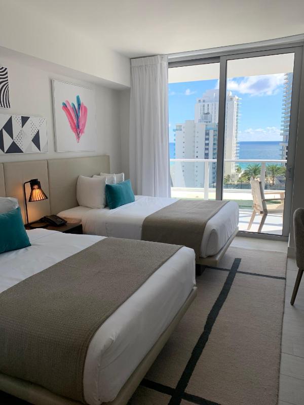 2 Bedroom Suite Ocean view / Pool view with Kitchen image 3