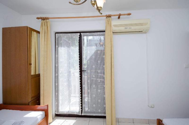 One-Bedroom Apartment image 3