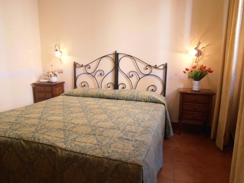 Classic Double Room image 3