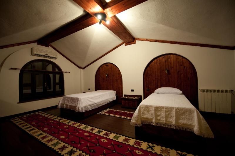 Twin Room image 4