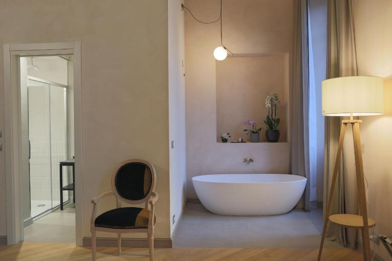Deluxe Double or Twin Room image 2