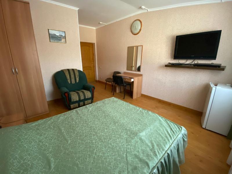 Budget Double Room image 3