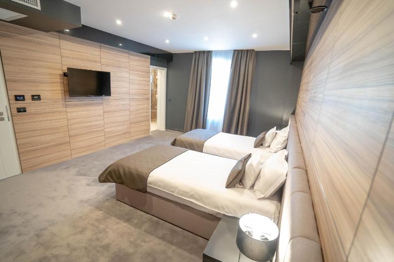 Deluxe Double or Twin Room image 2