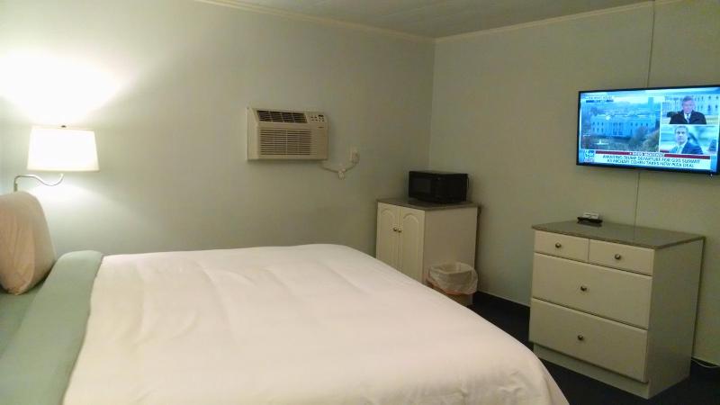 King Room - Non-Smoking image 3