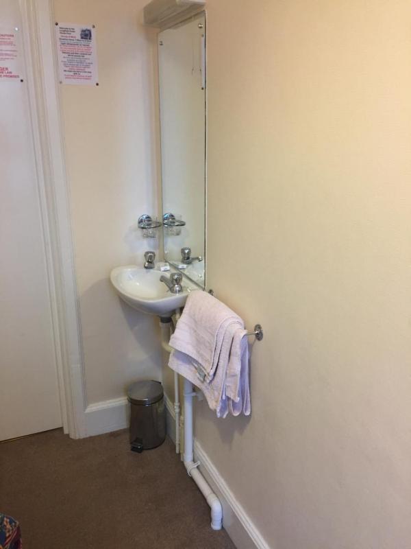 Single Room image 4