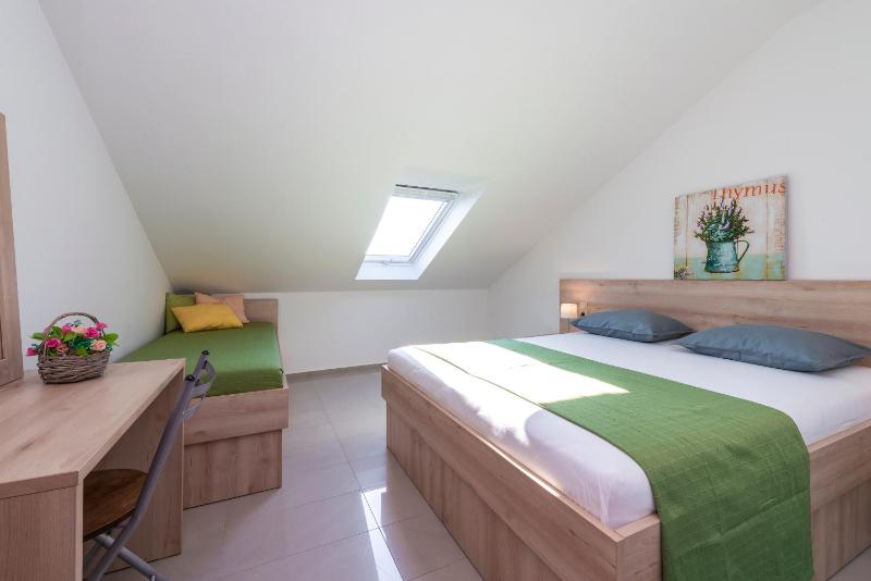 Basic Double Room image 3