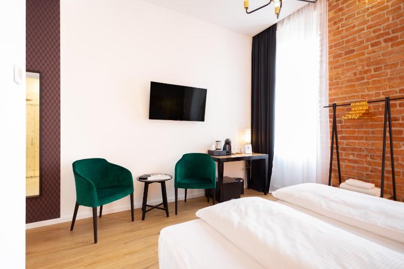 Deluxe King Room image 3