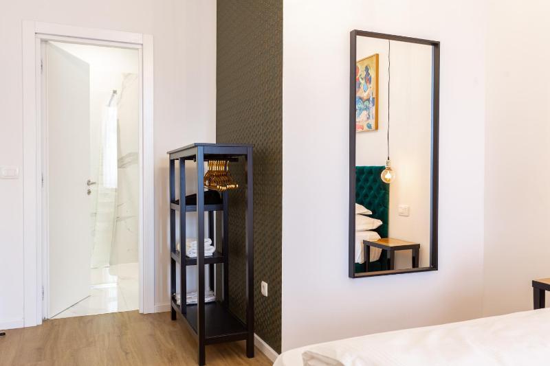 Deluxe King Room image 2