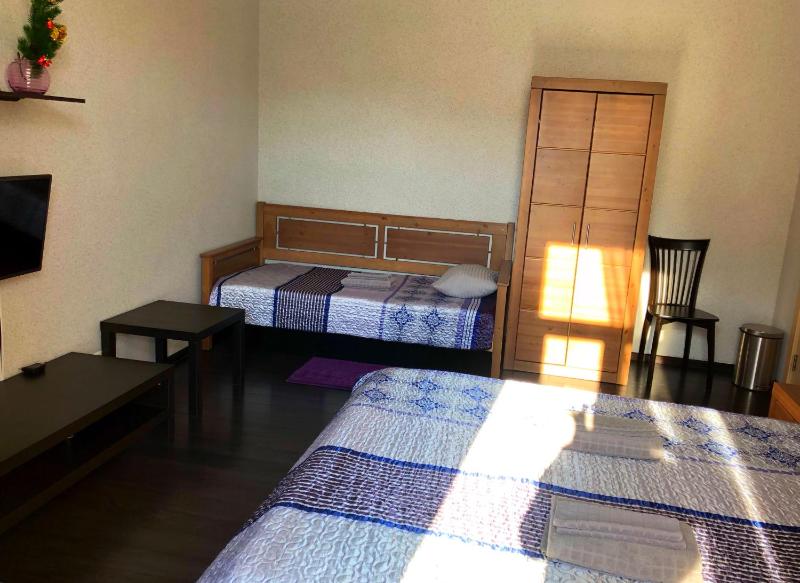 Triple Room with Balcony and Shared Bathroom image 3
