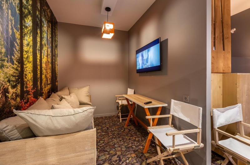 10-Bed Mixed Dormitory Room image 4