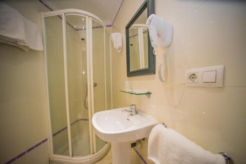 Double Room with Extra Bed image 3