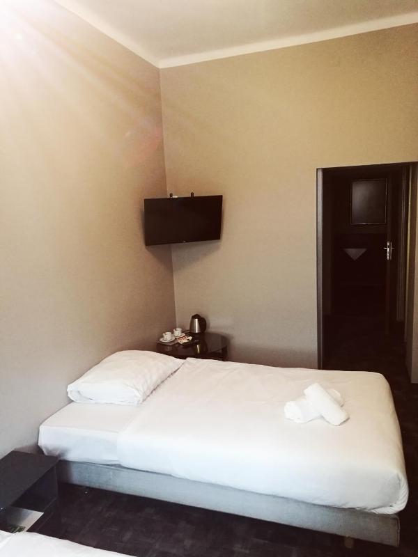 Twin Room image 4