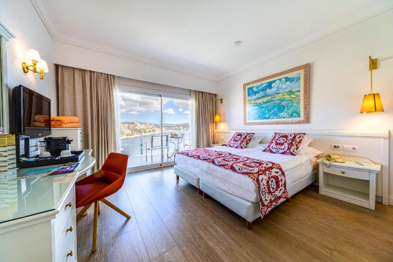 Junior Suite with Balcony image 1