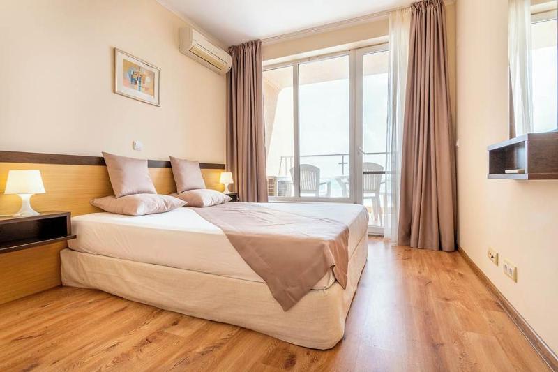 One-Bedroom Apartment with Sea View image 4