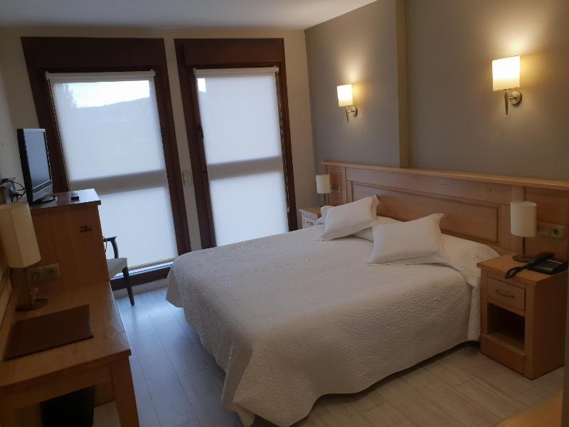 Standard Double or Twin Room image 3