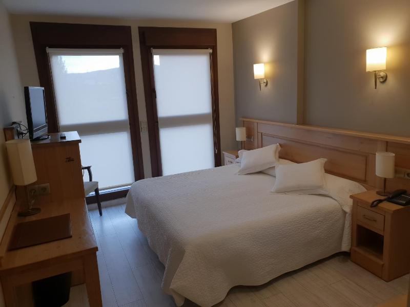 Standard Double or Twin Room image 2
