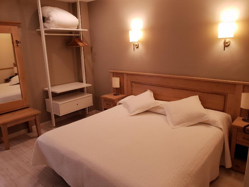 Deluxe Double Room with Balcony image 2