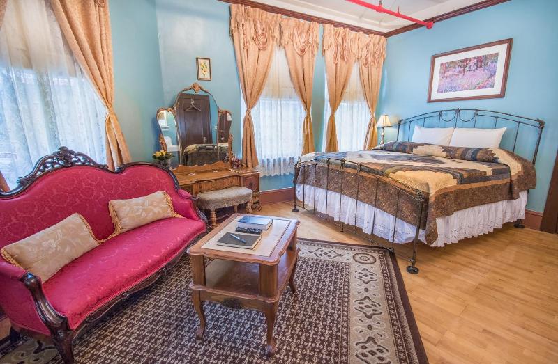 Deluxe King Room image 2