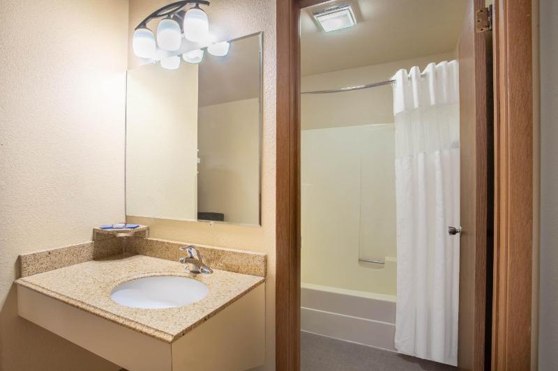 1 King Bed, Studio Suite, Non Smoking image 2