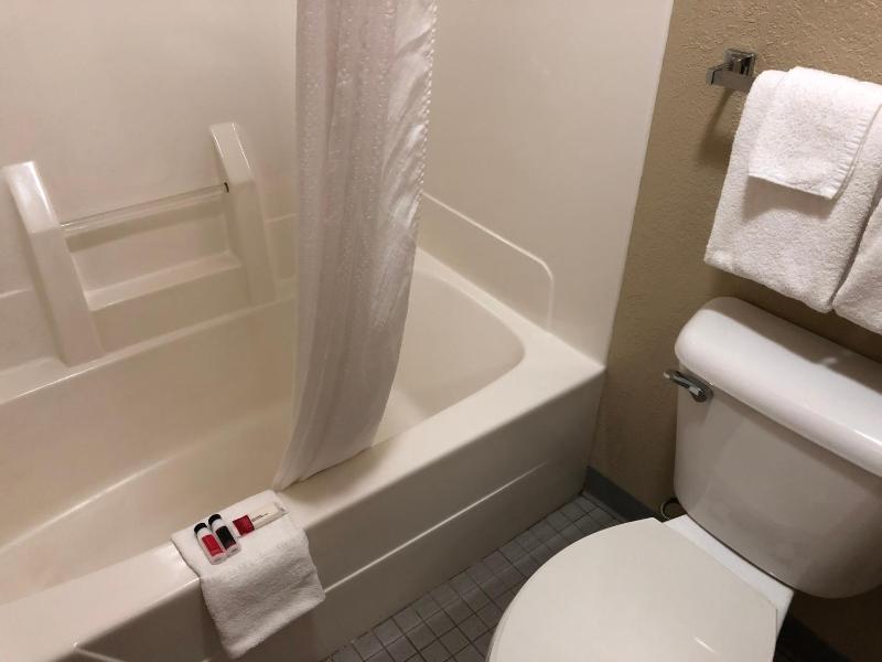 Queen Room with Recliner - Non-Smoking image 3