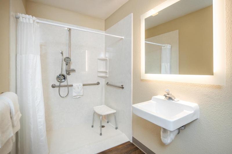 Queen Room with Roll-In Shower - Disability Access image 2