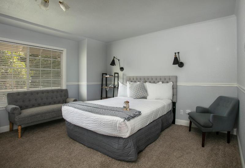 Queen Room Deluxe image 3