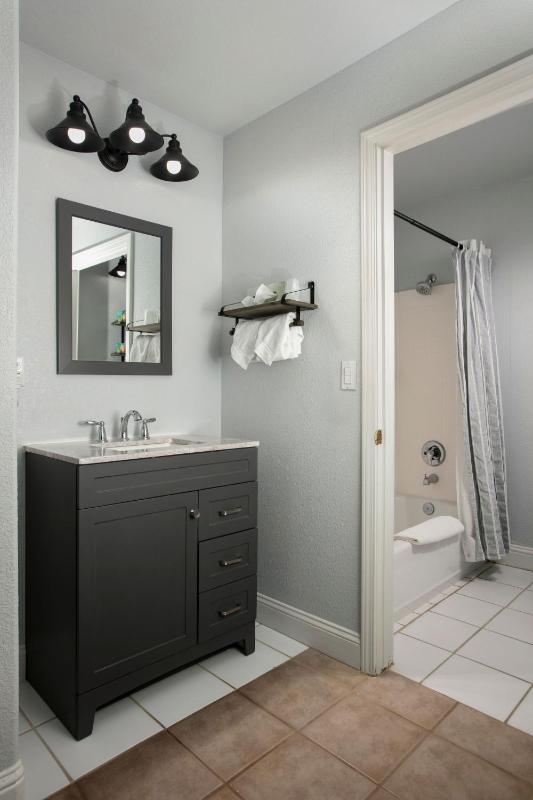 Deluxe King Room image 3