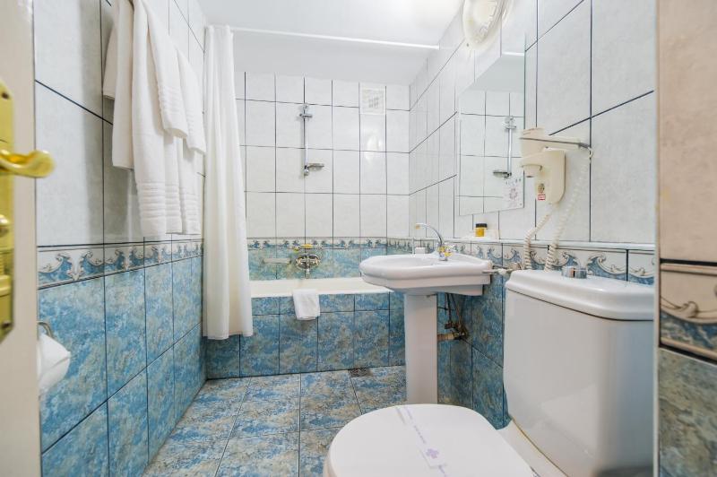 Twin Room image 4