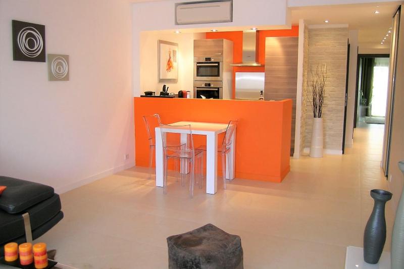 Modern two bedroom apartment with two bathrooms just behind the CARLTON - image 12