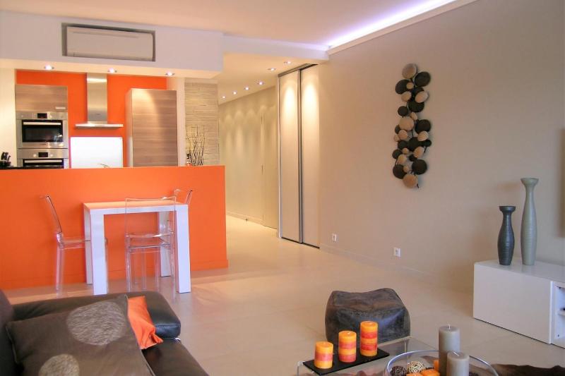 Modern two bedroom apartment with two bathrooms just behind the CARLTON - image 11