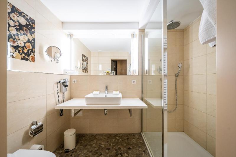 Basic Double Room image 2