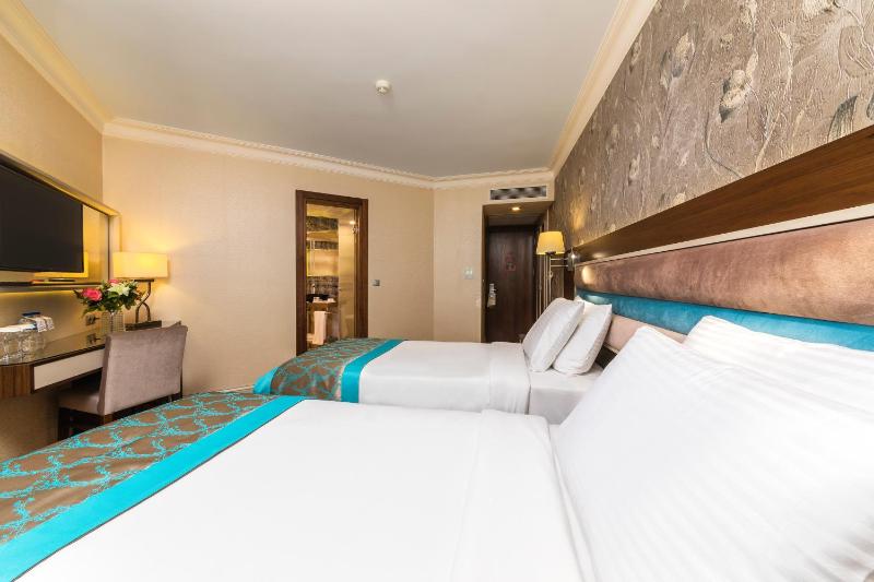 Standard Double or Twin Room image 4