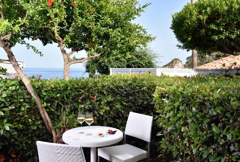 Superior Double Room with Partial Sea View image 4
