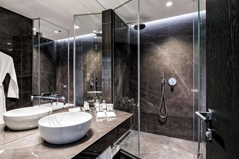 Club King Suite - Lounge Access image 2