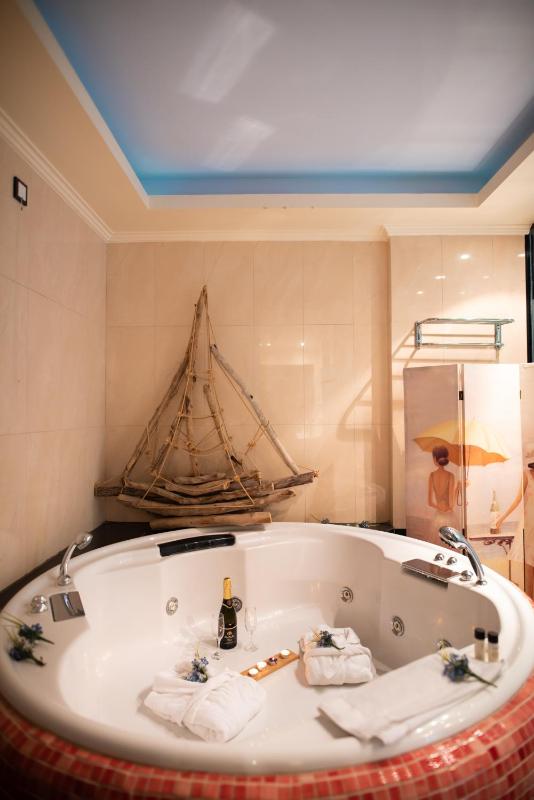 Deluxe Suite with Spa Bath image 4