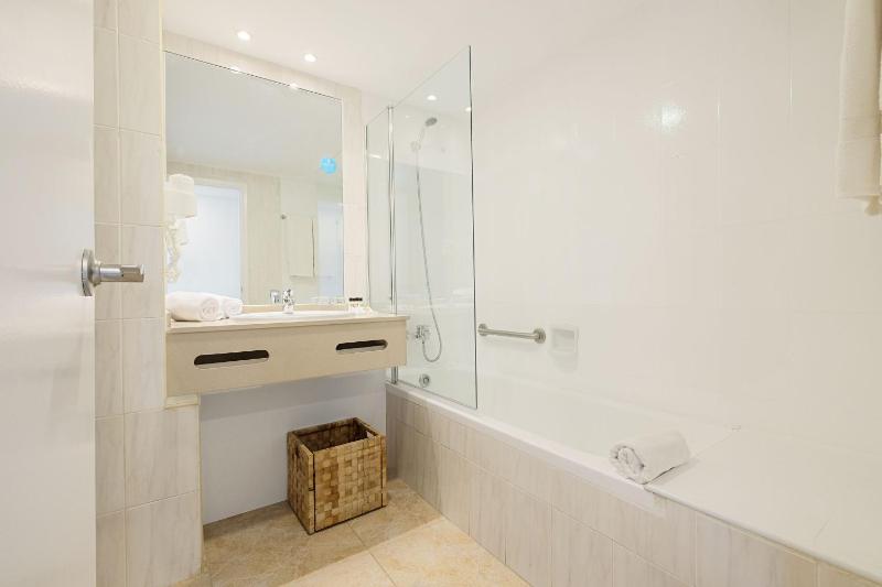Double Room with Sea View image 3