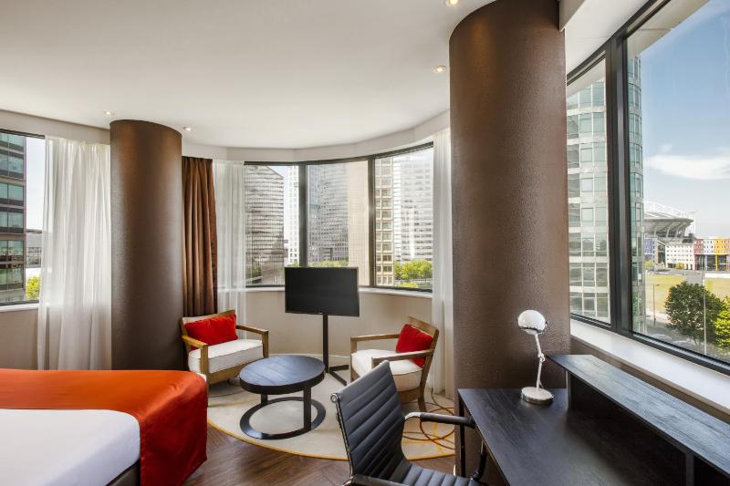 One-Bedroom Suite image 4